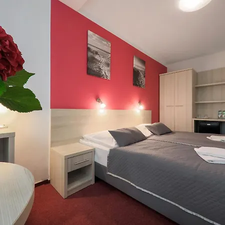 Hotel *** Nat